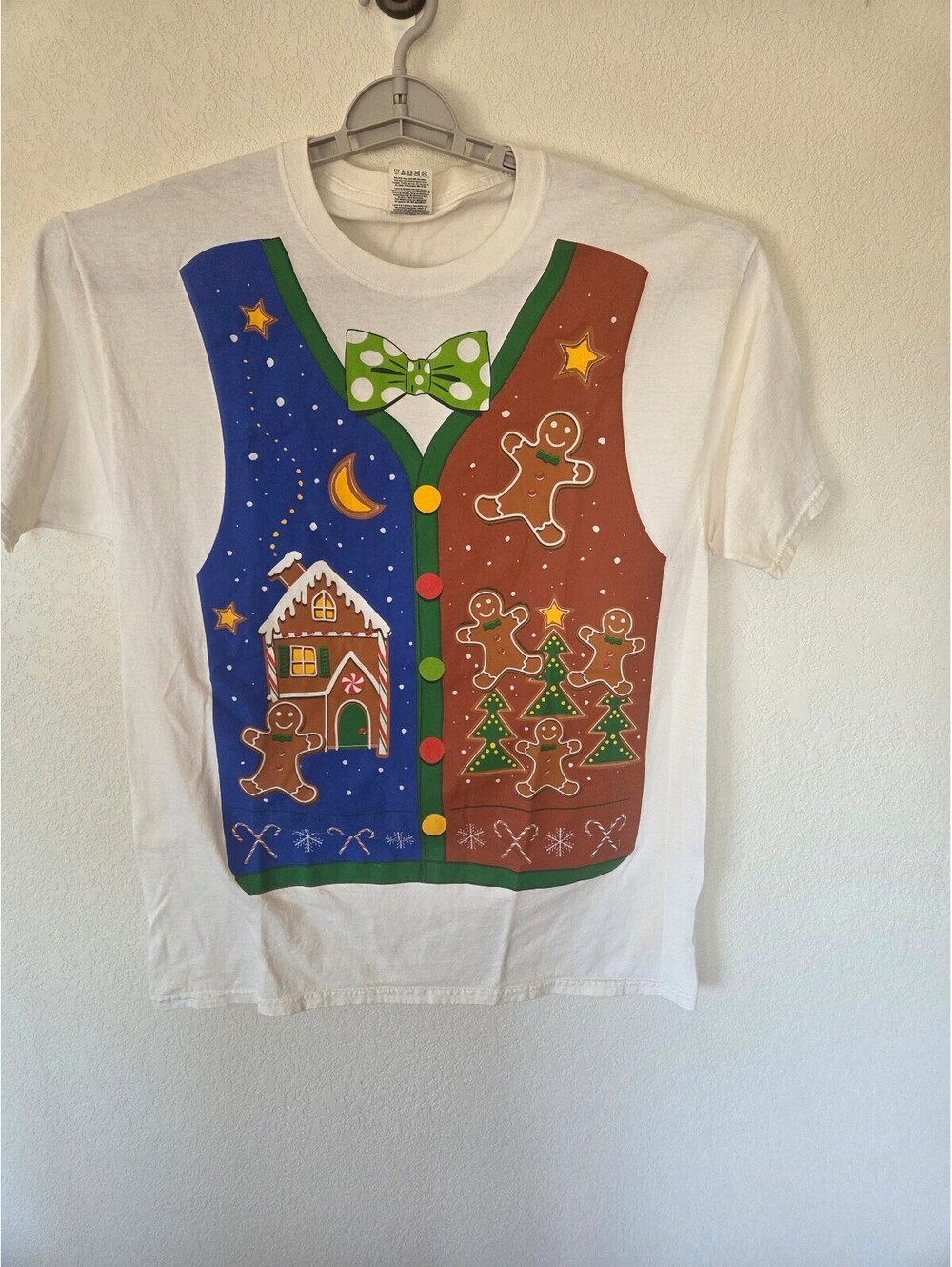 Fruit of the Loom Large White Christmas T-Shirt with Gingerbread Print